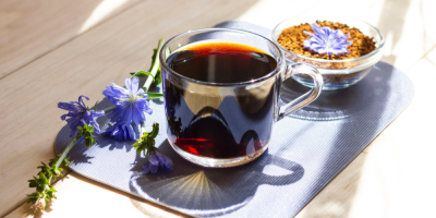 Čekanková káva ve skle na stole