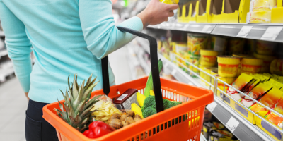 Žena nakupující v supermarketu 