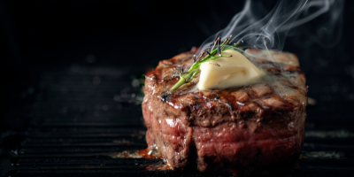 Čerstvě připravený steak