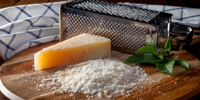 Strouhaný parmezán, parmezán v celku, struhadlo