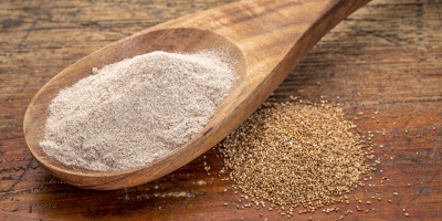 Tef a tefová mouka na dřevěné lžičce