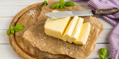 Máslo na dřevěném prkénku