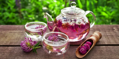 Čaj ve skleněných hrnkách a konvici