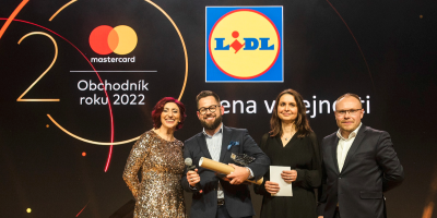 Vítězové přebírají ocenění v soutěži Obchodník roku 2022 
