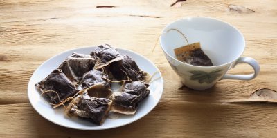 Vylouhované čajové sáčky na talířku