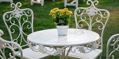 Bílý kovový nábytek na zahradě