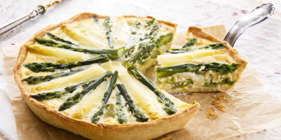 Chřestový koláč na papíru na pečení