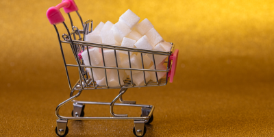 Nákupní vozík plný kostek cukru