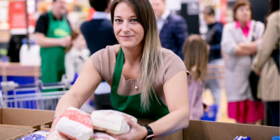 Žena ze Sbírky potravin drží balení mouky