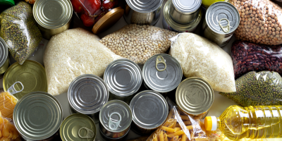 Různé trvanlivé potraviny v konzervách a plastových sáčcích