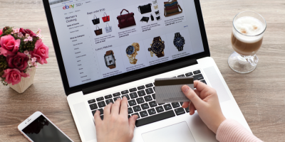Žena nakupuje na eBay prostřednictvím notebooku