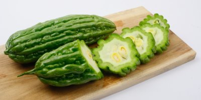 Nakrájená momordika na prkénku