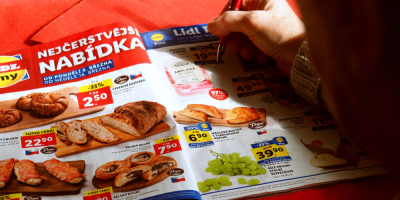 Člověk si zaškrtává v letáku