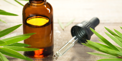 Tea tree olej v hnědé skleněné nádobě