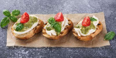 Tři buschetty s pestem