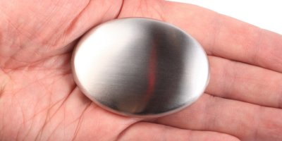 Nerezové mýdlo v dlani