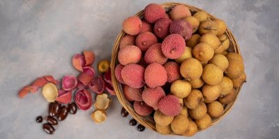 Exotické ovoce longan a liči v proutěném košíku