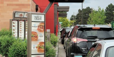 Drive-thru a fronta vozů