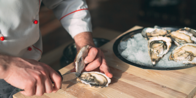 Kuchař připravuje ústřice