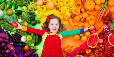 Dívka s různými druhy ovoce a zeleniny
