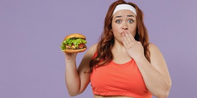 Vyděšená žena drží hamburger