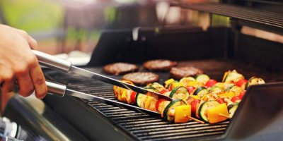 Záběr na grilování zeleninových špízů
