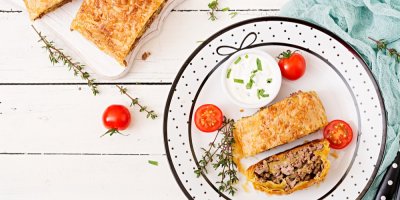 Chutný závin s mletým hovězím masem, cibulí a bylinkami