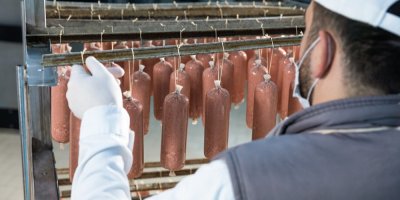 Muž plní salám gothaj