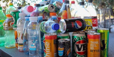 Plechovky a PET lahve na stole
