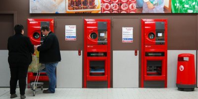 Zákazníci vracejí láhve a plechovky z opakovaně použitelných obalů do automatu