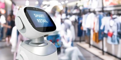 Robot v obchodě s nápisem Smart retail