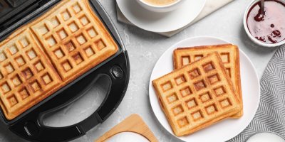 Plošná kompozice s čerstvými belgickými vaflemi na světle šedém mramorovém stole