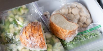 Zabalený chléb v mrazáku na zelenině