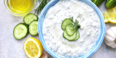 Domácí tzatziki dip s nakrájenou okurkou