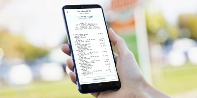 Ruka drží mobil s elektronickou účtenkou