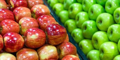 Zelená a červená jablka v supermarketu