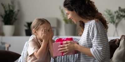 Maminka dává dárek malé holčičce