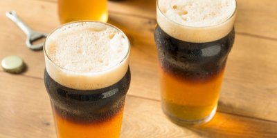 Koktejl Black Velvet ve dvou sklenicích