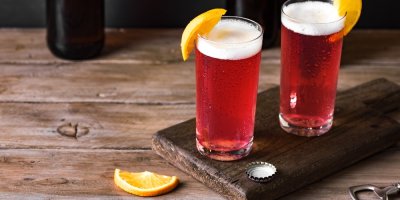 Dvě sklenice s radlerem sytě růžové barvy