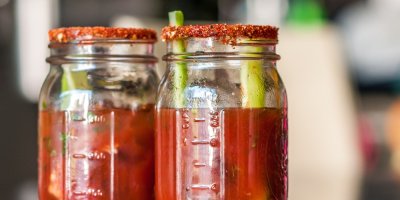 Dva koktejly Michelada ve sklenicích