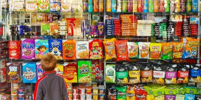 Chlapec se dívá na sladkosti v obchodě