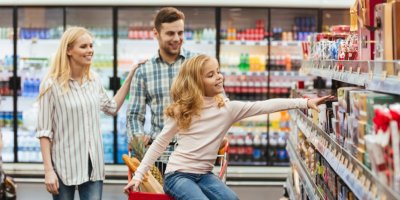 Dcera s rodiči nakupuje