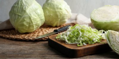 Hlávky zelí a nakrájené zelí