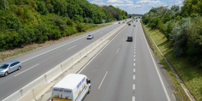 Auta jedoucí na dálnici