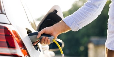 Muž tankuje vozidlo