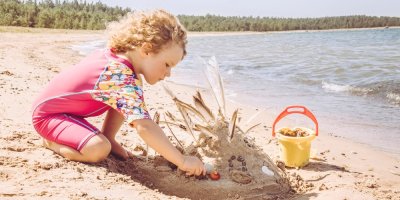 Pětiletá holčička v ochranném oblečení u vody