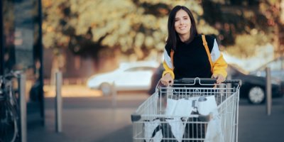 Žena s nákupním vozíkem