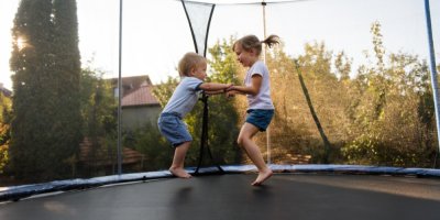Dvě děti na trampolíně
