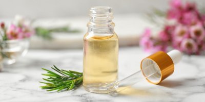 Tea tree olej v malé lahvičce