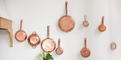 Měděné pánvi na zdi